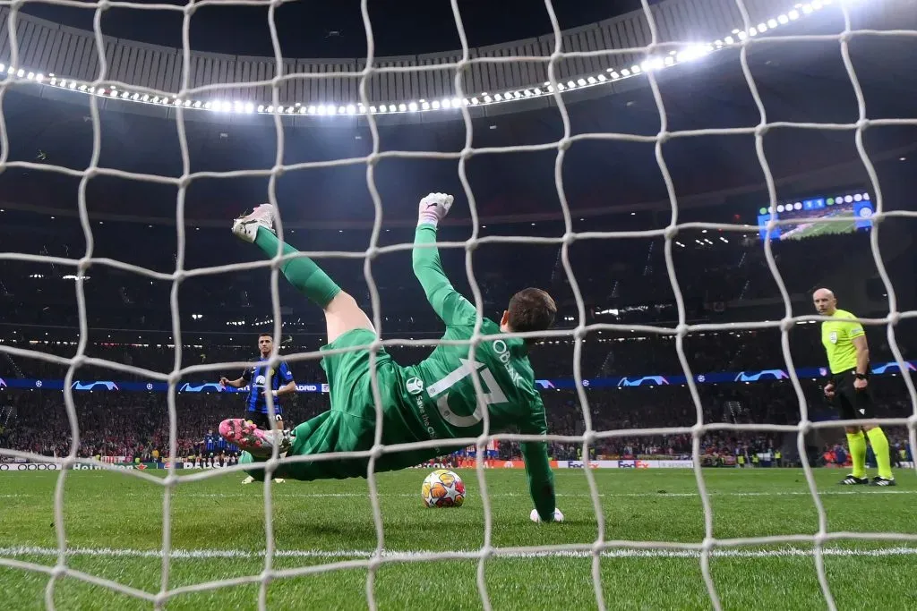 Así fue la tapada de Jan Oblak a Alexis Sánchez en la tanda que ganó el Atlético Madrid. (David Ramos/Getty Images).