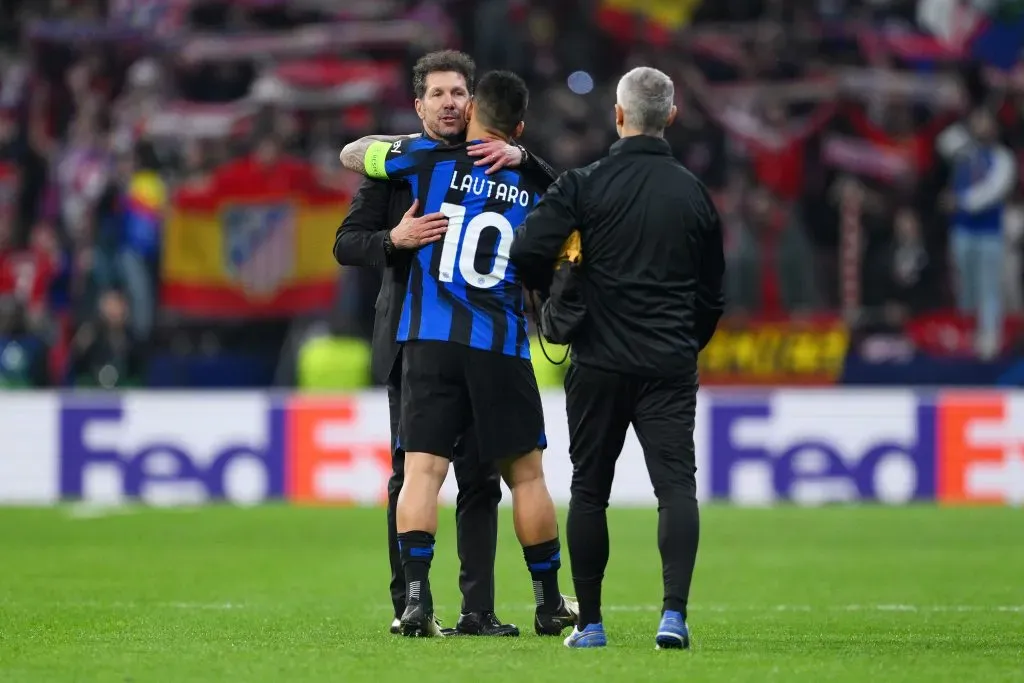 El Cholo Simeone consoló a su compatriota, el delantero argentino Lautaro Martínez. (David Ramos/Getty Images).