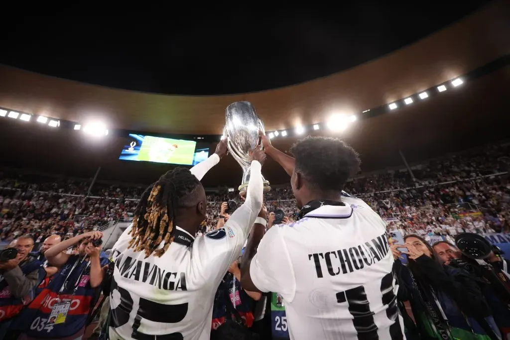 Eduardo Camavinga y Aurelién Tchoaumeni festejan la Supercopa de Europa en agosto de 2023. (Alex Grimm/Getty Images).