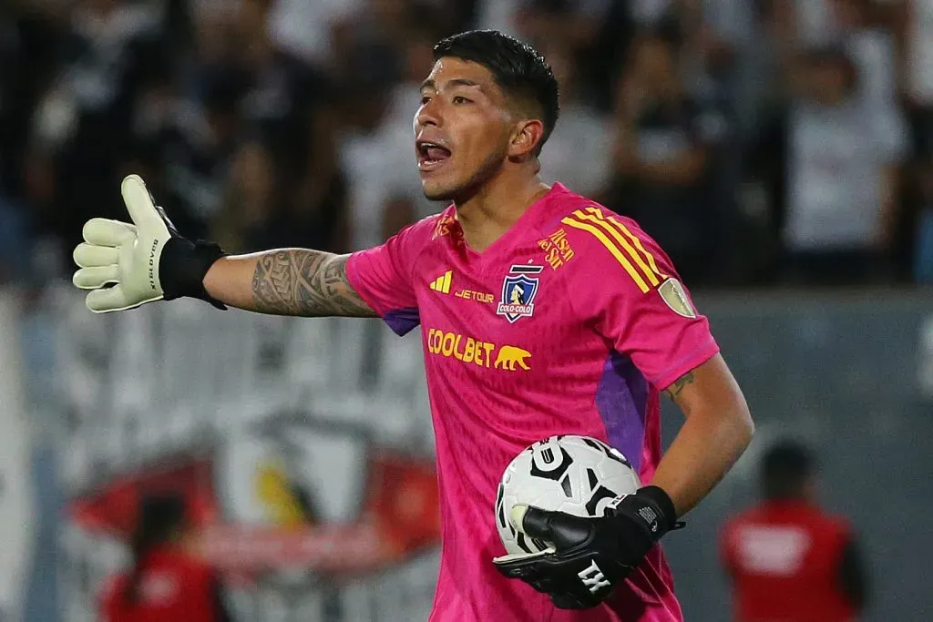 Brayan Cortés con la nueva polera de arqueros de Colo Colo. Javier Salvo/Photosport