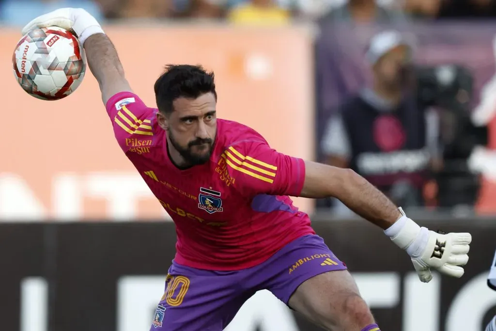 Fernando de Paul con la camiseta nueva de los arqueros de Colo Colo. Andres Pina/Photosport