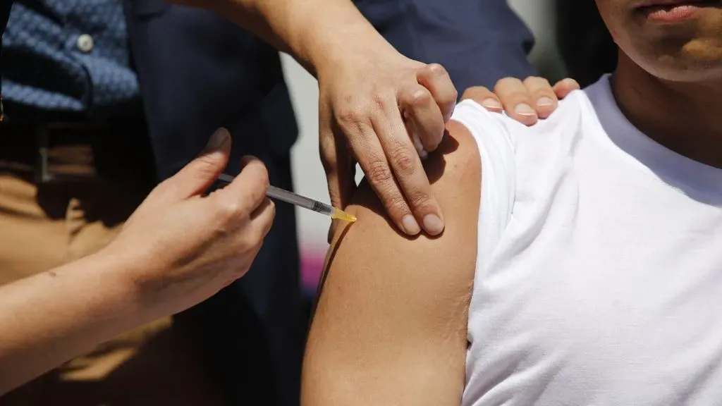 Una persona está siendo vacunada con una dosis contra el Covid-19
