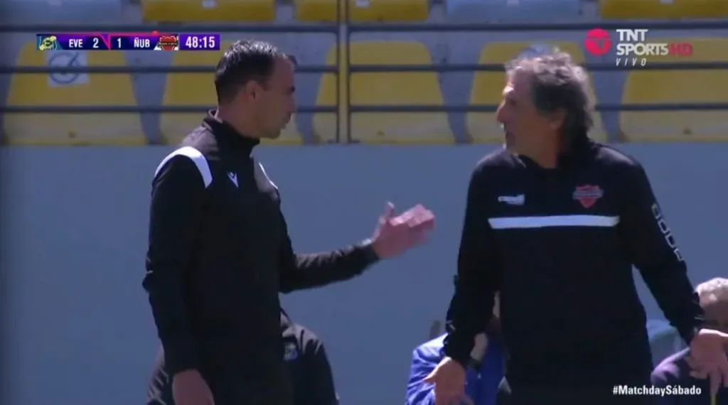 Juan Lara le explica a Mario Salas por qué lo expulsaron del partido entre Everton y Ñublense. (Captura TNT Sports).