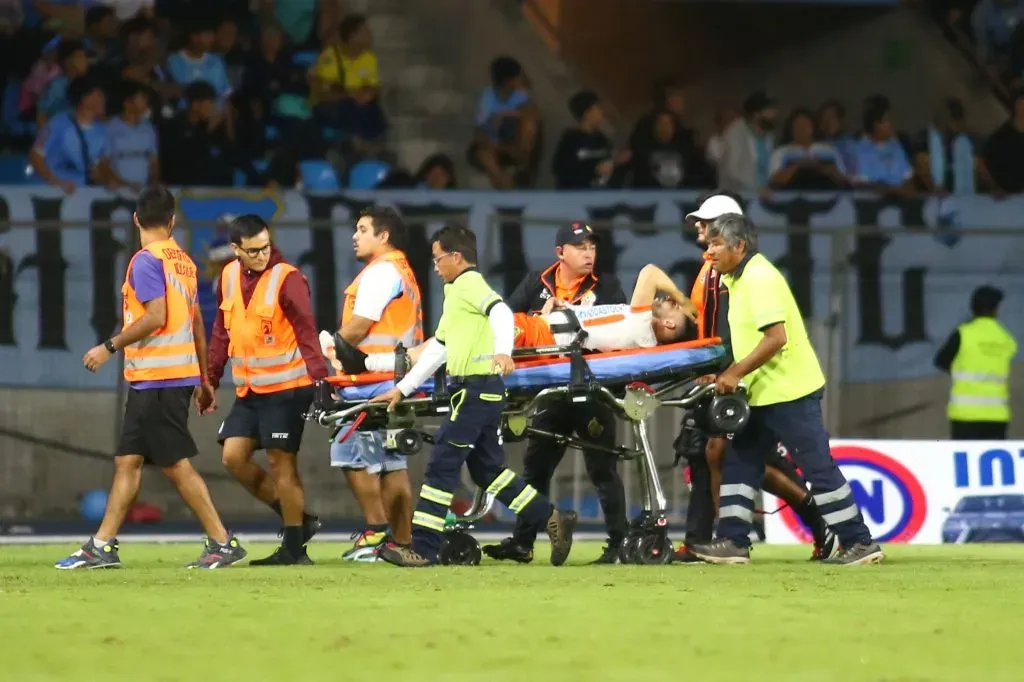 Así fue sacado de la cancha el volante Nelson Sepúlveda, quien sufrió una fractura de tibia. (Alex Diaz/Photosport).