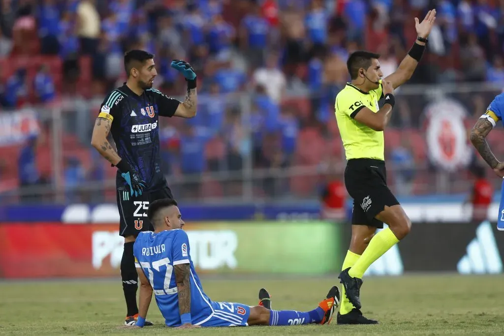 Matías Zaldivia quedó tendido en el césped del Nacional, pues no aguantó más el “problema digestivo”. (Felipe Zanca/Photosport).