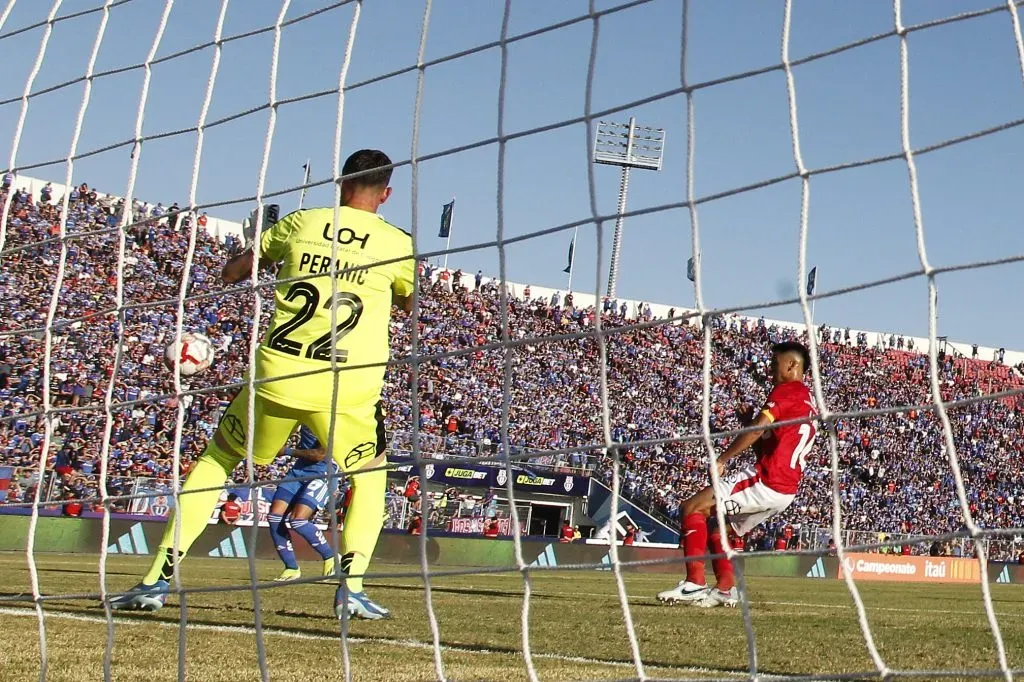 Maxi Guerrero encontró una pelota ‘chanchita’ para vencer a Peranic con un zambombazo. (Felipe Zanca/Photosport).