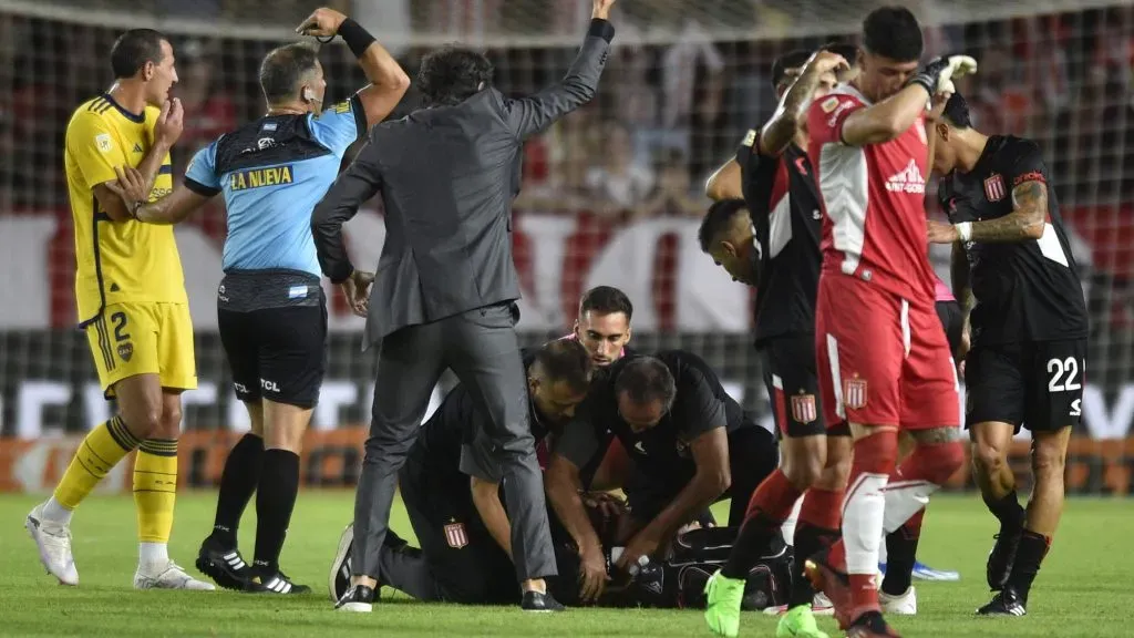 Javier Altamirano preocupó a todos luego de desplomarse en la cancha de Estudiantes. Foto: Getty Images.