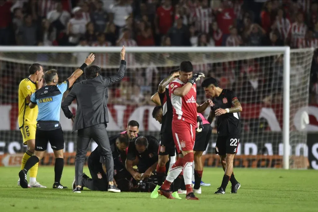 Javier Altamirano quedó tendido en el césped con un episodio de convulsiones. (Gustavo Garello/Getty Images).