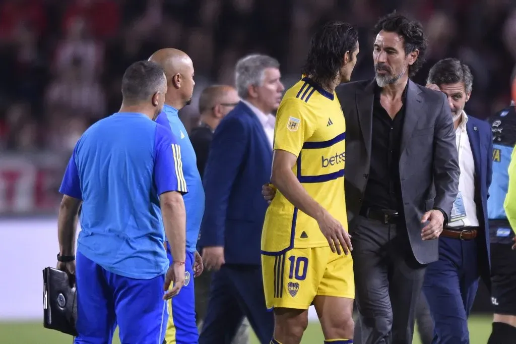 Edinson Cavani conversa con Eduardo Domínguez, el DT de Estudiantes de La Plata. (Gustavo Garello/Getty Images).