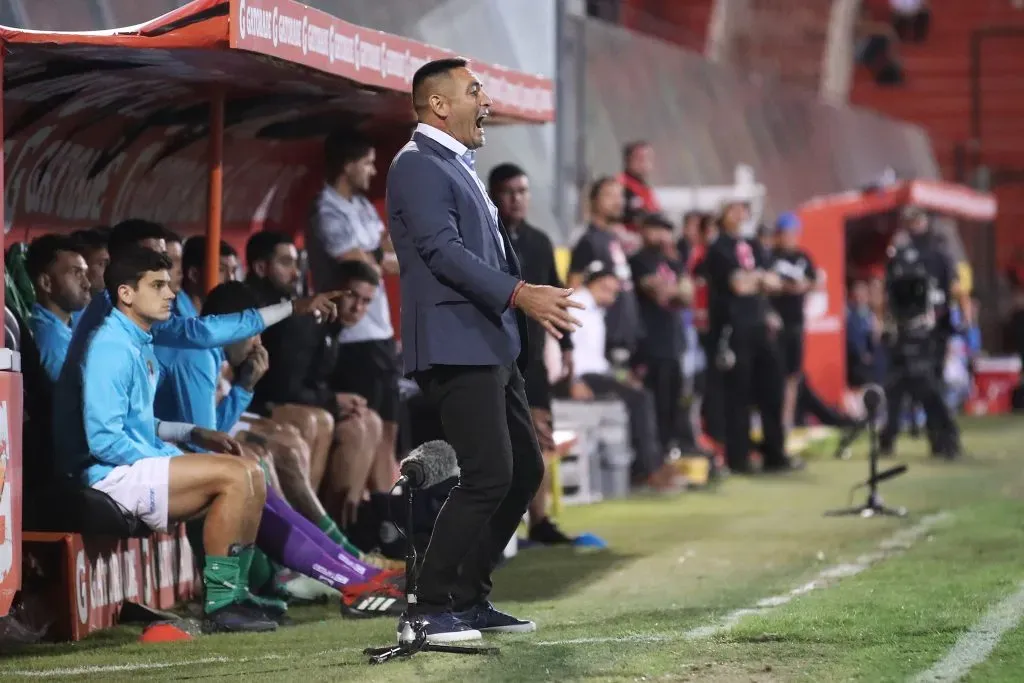 Nelson Tapia dirigió interinamente al Audax. Y fue expulsado ante la UC. (Pepe Alvujar/Photosport).