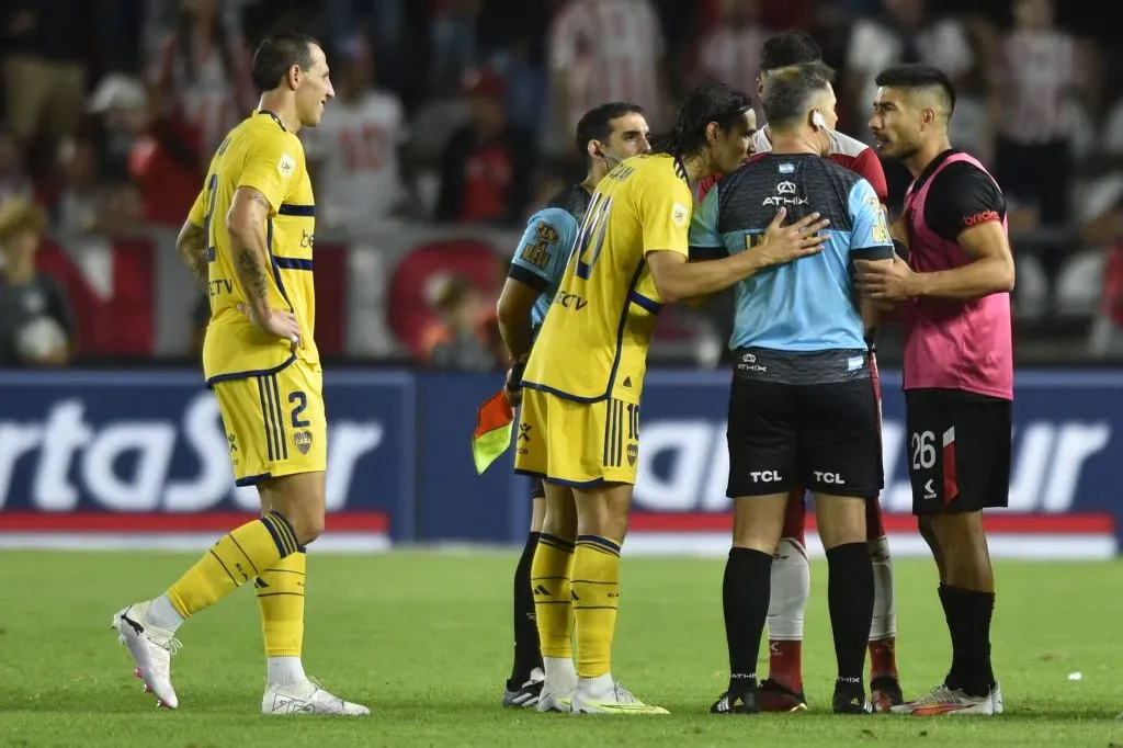 Fernando Echenique conversa con jugadores de Boca y Estudiantes tras lo ocurrido con Altamirano. (Gustavo Garello/Getty Images).