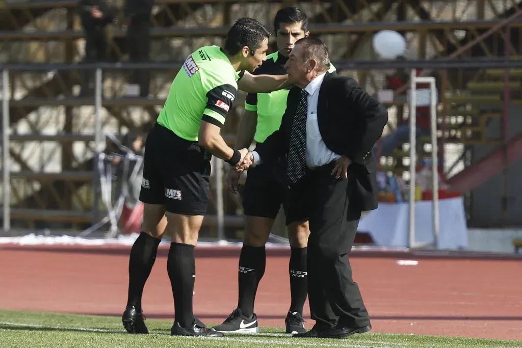 El Clavito Godoy siempre ha tenido una relación tirante con los árbitros. (Felipe Zanca/Photosport).