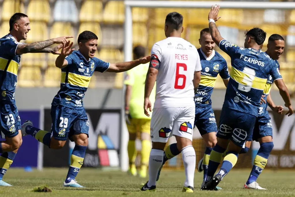 Braian Martínez festeja junto a sus compañeros el tercer tanto que anota en el Campeonato Nacional 2024. (Andrés Piña/Photosport).