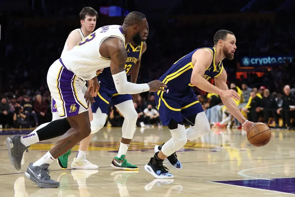 Curry le ganó al duelo a James en el choque de los Warriors y Lakers. Imagen: Getty.