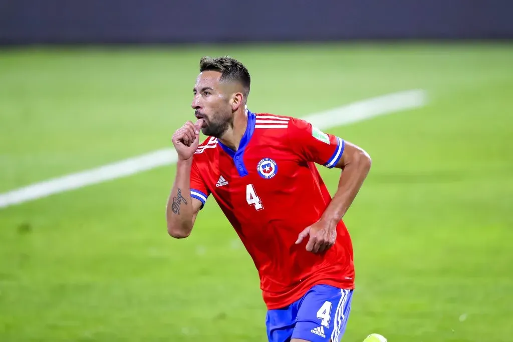 Mauricio Isla celebra el gol que le anotó a Paraguay en las Eliminatorias 2022. (Pepe Alvujar/Photosport).
