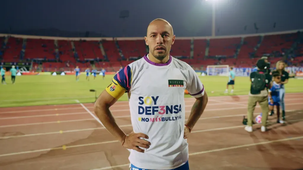 Marcelo Díaz con la camiseta puesta contra el bullying escolar en Chile. Foto: Ripley Chile.