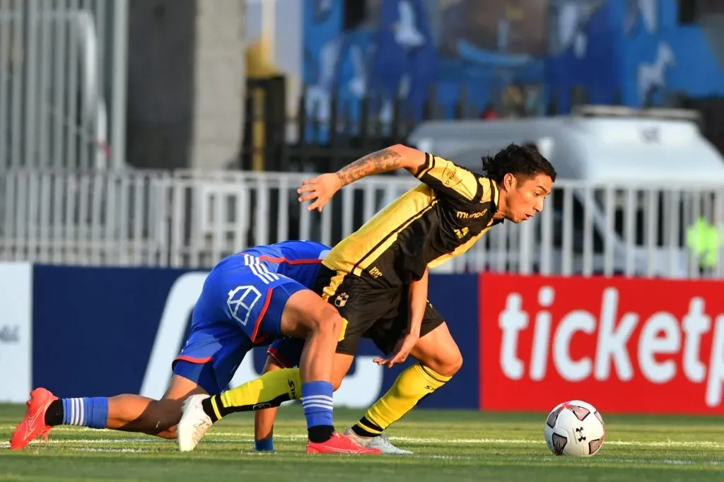 Luciano Cabral en acción ante Universidad de Chile. (Alejandro Pizarro Ubilla/Photosport).