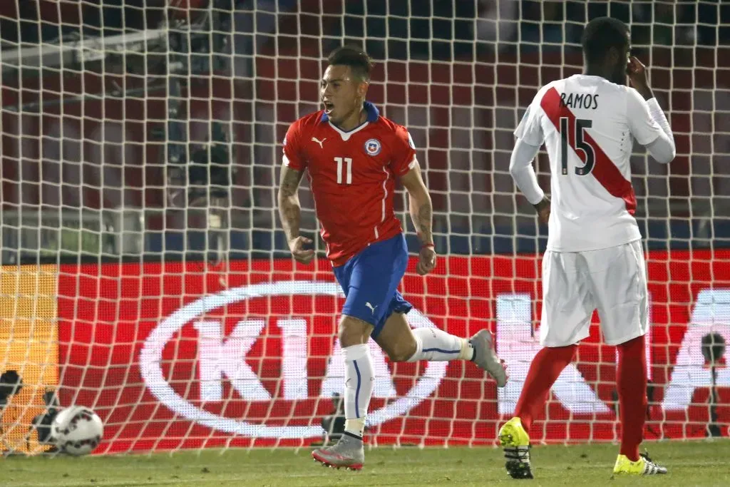 Un festejo de Eduardo Vargas ante Perú. (Andrés Piña/Photosport).