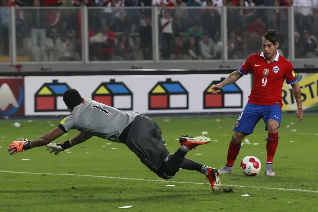 Eduardo Vargas elude a Gallese antes de anotarle a Perú. (Marcelo Hernandez/Photosport).