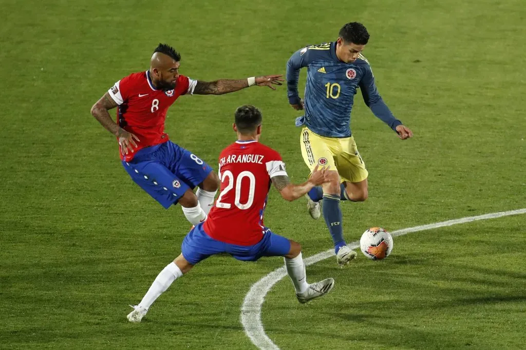 Vidal y James jugando por sus selecciones. (Photo by Alberto Valdes-Pool/Getty Images)