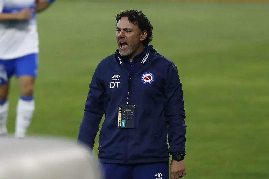 Gabriel Milito sigue siendo tentado. Foto: Photosport