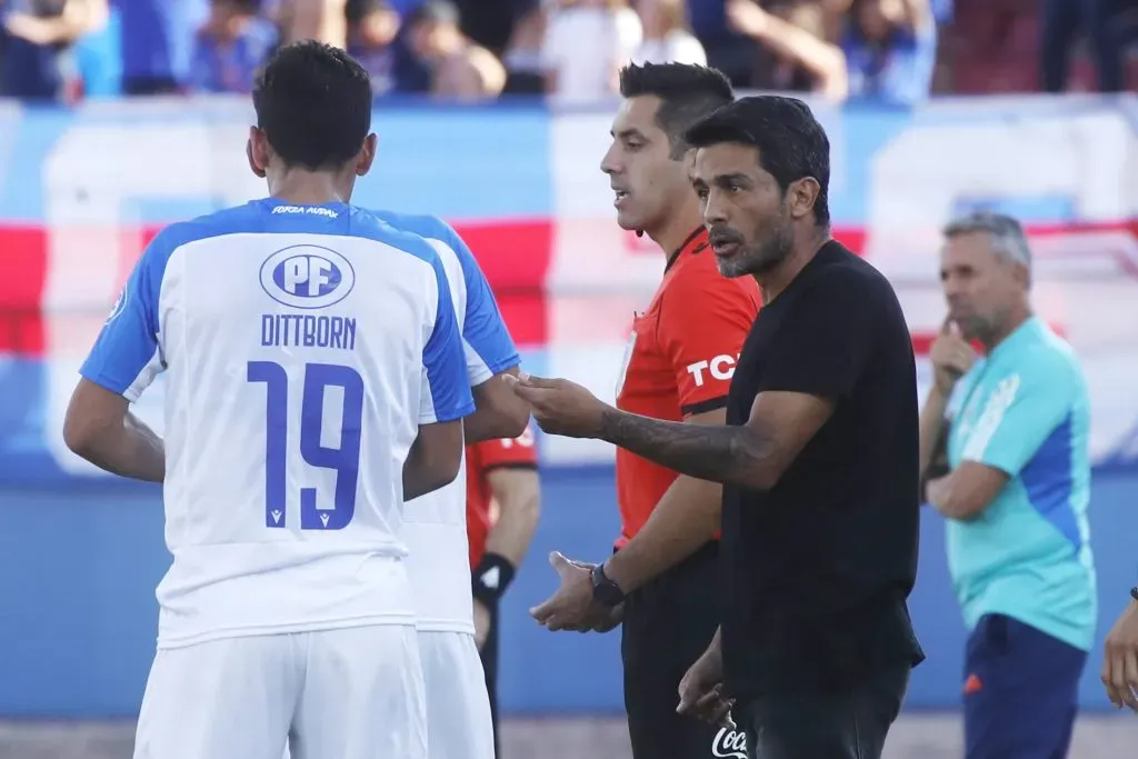 Walter Erviti le da indicaciones a Santiago Dittborn en el duelo ante la U. (Jonnathan Oyarzun/Photosport).
