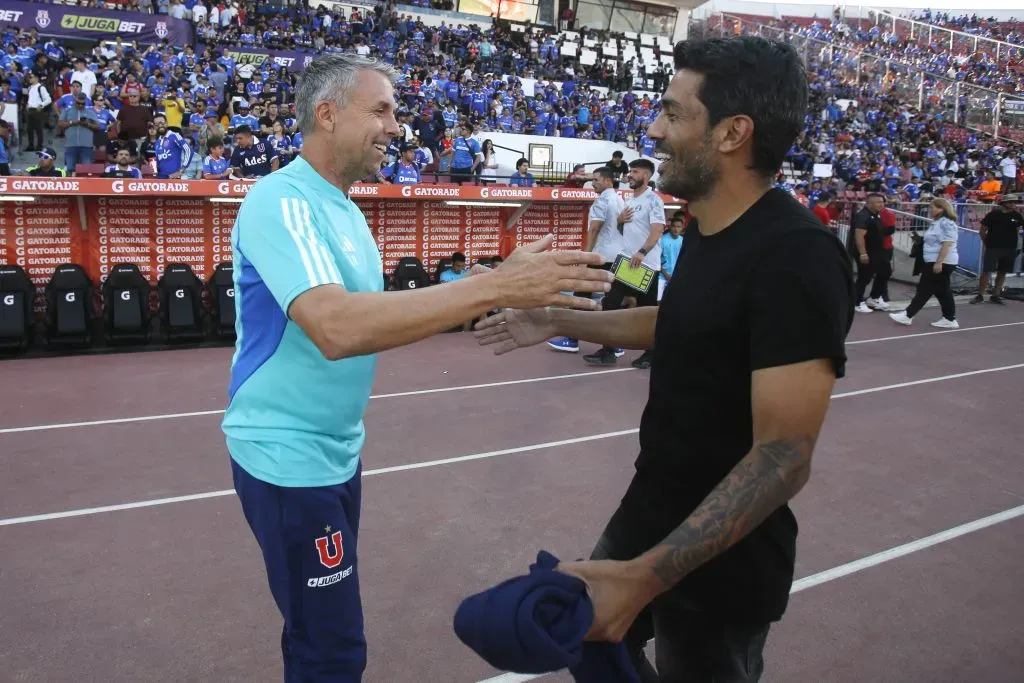 Walter Erviti y Gustavo Álvarez se saludaron afectuosamente antes del partido que la U le ganó por 1-0 al Audax. (Jonnathan Oyarzun/Photosport)