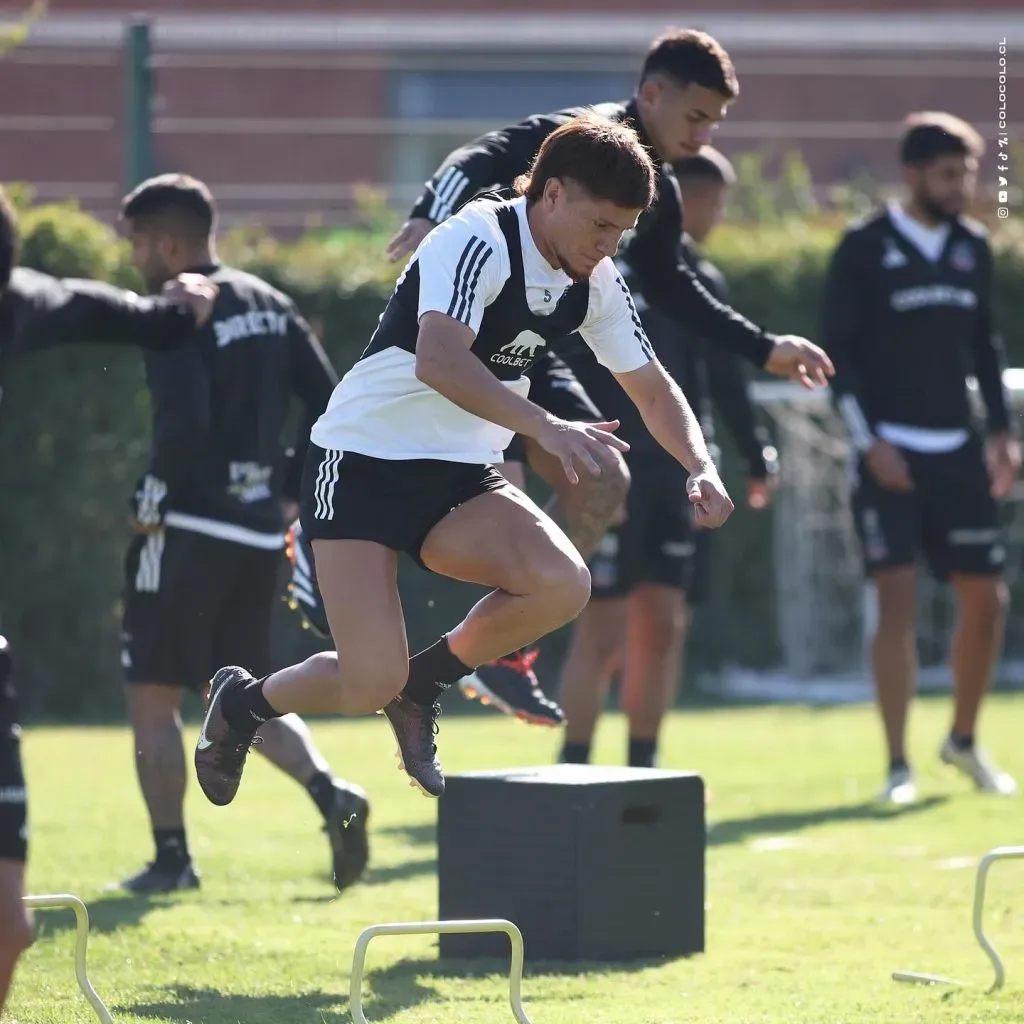 Ignacio Jara aparece atrás de Leo Gil en un entrenamiento del Cacique. Foto: Colo Colo