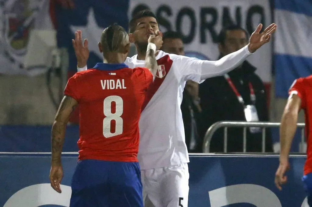 Vidal y Zambrano se dieron y no consejos en la Copa América 2015 (Foto: Andrés Pina /Photosport Chile)