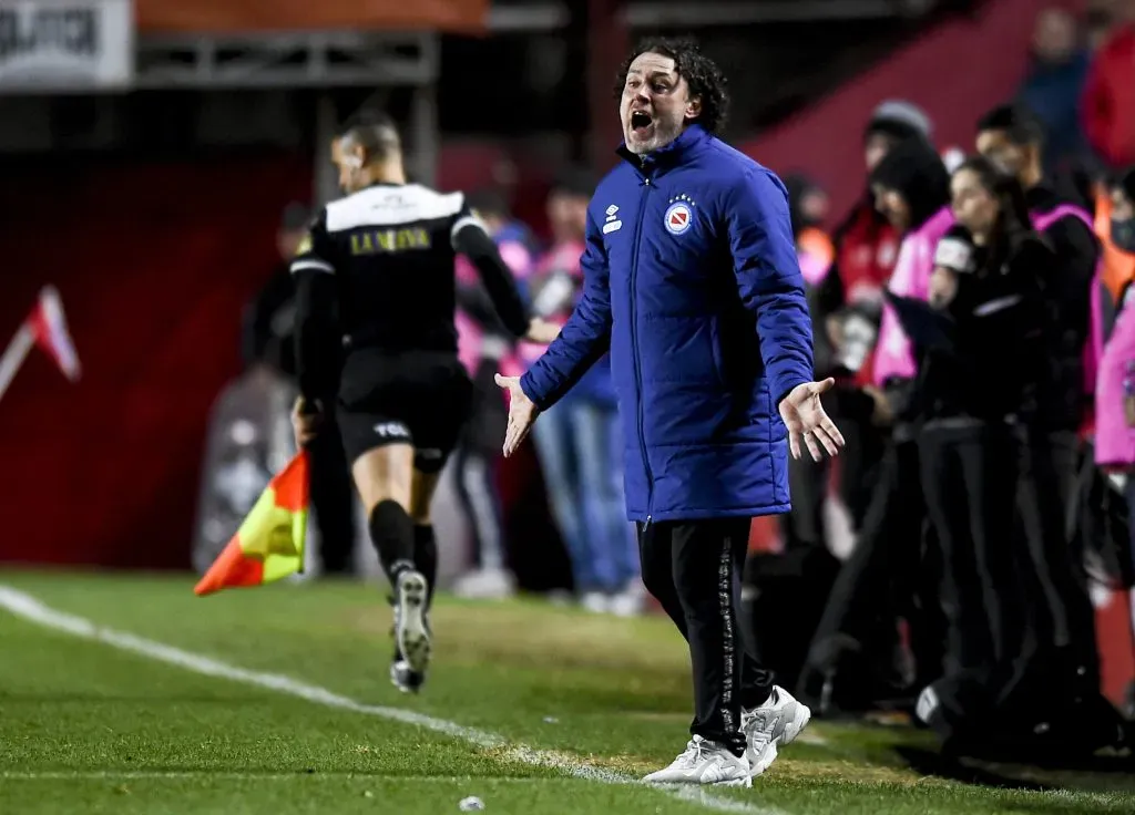 Gabriel Milito cuando dirigía a Argentinos Juniors. (Marcelo Endelli/Getty Images).