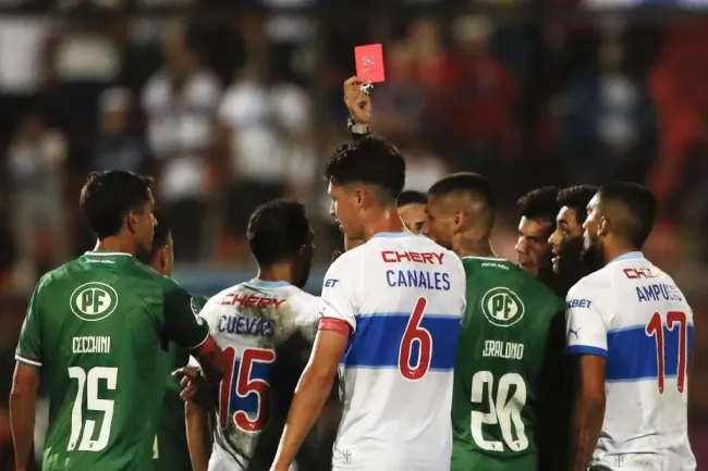Alfred Canales vio la roja ante Audax. (Felipe Zanca/Photosport).
