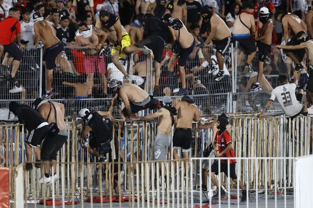Los hinchas invadieron la cancha del Estadio Nacional. Foto: Felipe Zanca/Photosport