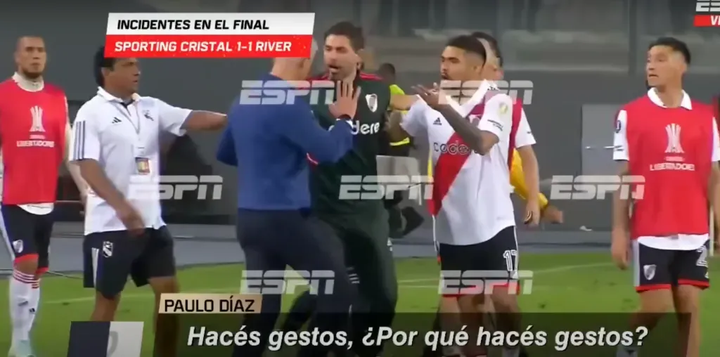 Paulo Díaz quedó muy molesto con Tiago Nunes. (Captura ESPN).