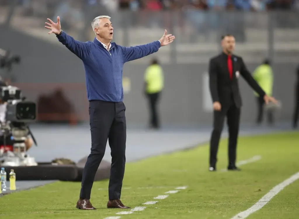 Tiago Nunes también tuvo un duro entrevero con Jorge Sampaoli, aunque cuando era DT de Athletico Paranaense. (Daniel Apuy/Getty Images)