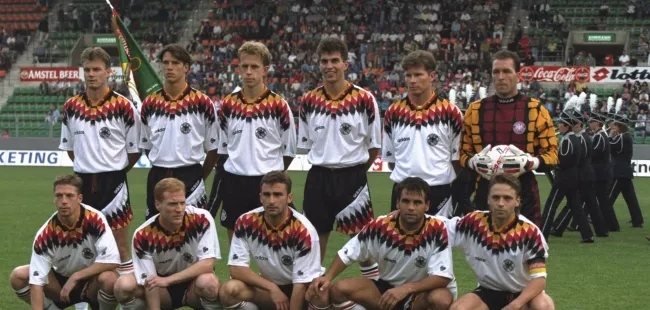 La relación de Adidas con Alemania dejó diseños míticos como este de 1995. | Foto: Getty Images.