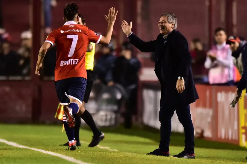Ariel Holan festeja con Martín Benítez en Independiente. (Amilcar Orfali/Getty Images).