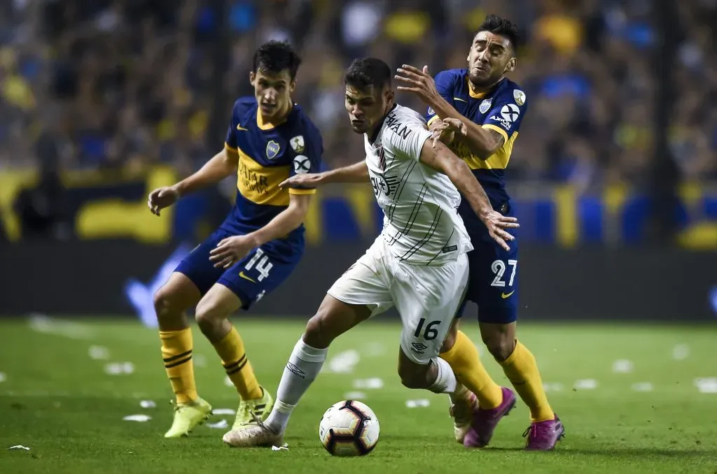 Bruno Guimaraes en acción ante Boca Juniors. (Marcelo Endelli/Getty Images).