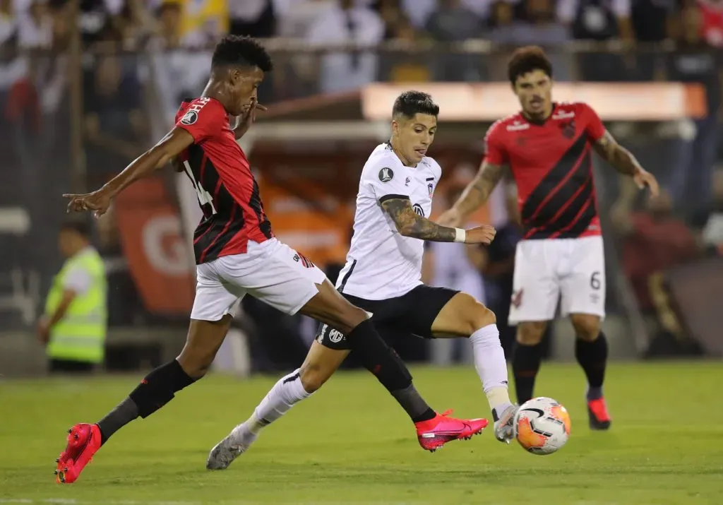 Robson Bambu marca a Brayan Véjar en el estadio Monumental. (Jose Alvujar/Photosport).