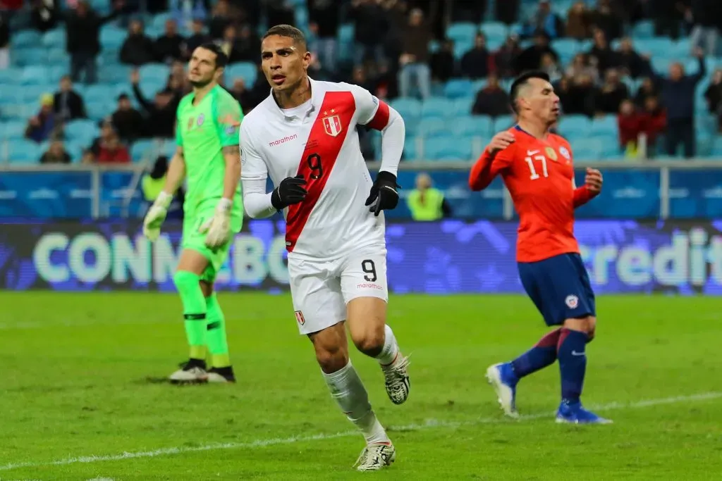 Paolo Guerrero festeja un gol ante Chile. (Max Peixoto/Dia Esportivo/Photosport).