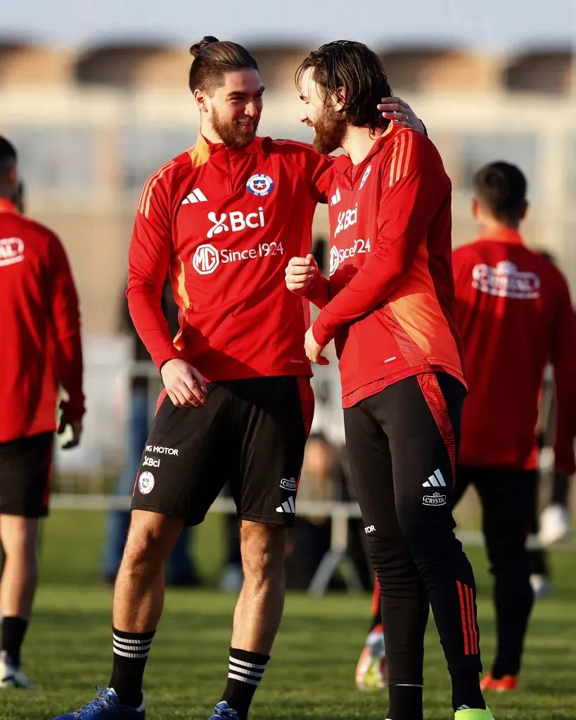 Otra imagen del tierno reencuentro entre Sierralta y Brereton. (Foto: Carlos Parra | Comunicaciones FFCh)