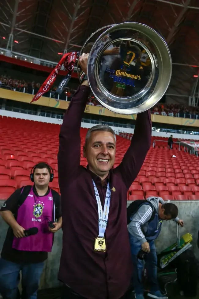 Tiago Nunes levanta la Copa de Brasil 2019. (Lucas Uebel/Getty Images)