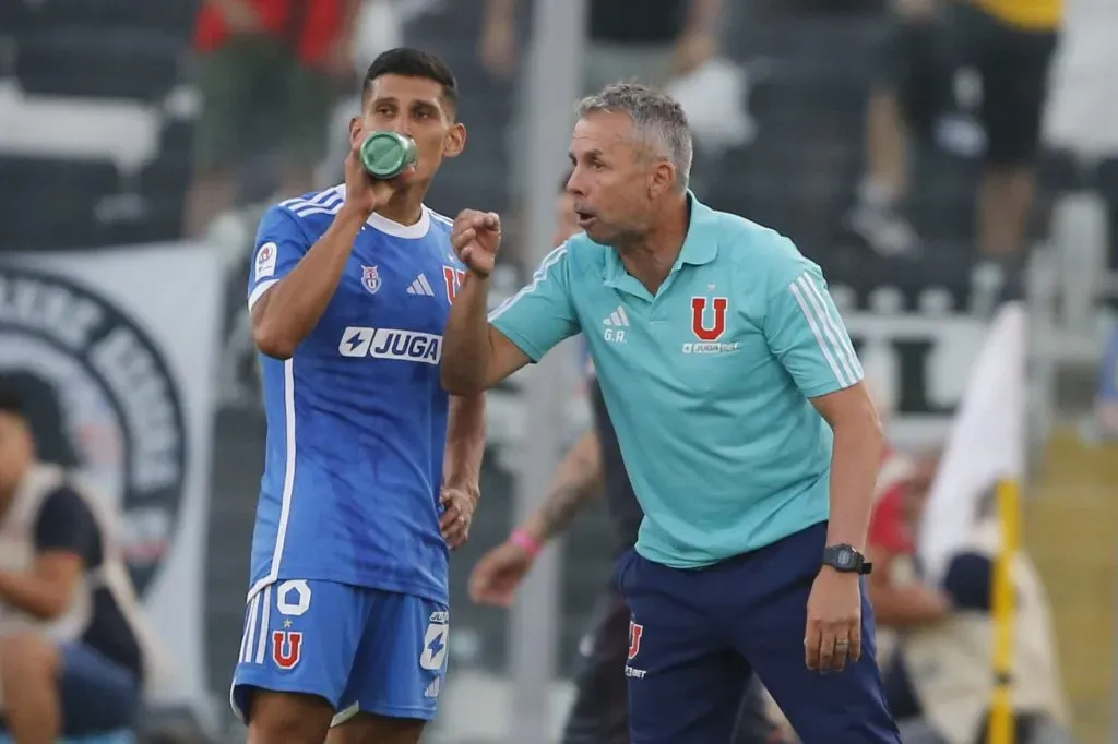 Gustavo Álvarez e Israel Poblete, autor del gol que le dio la victoria a la U ante el Monumental. (Dragomir Yankovic/Photosport).