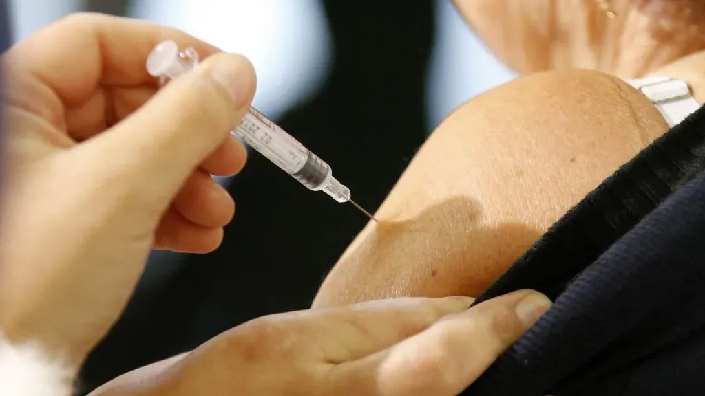 Una persona está siendo vacunada contra la influenza.