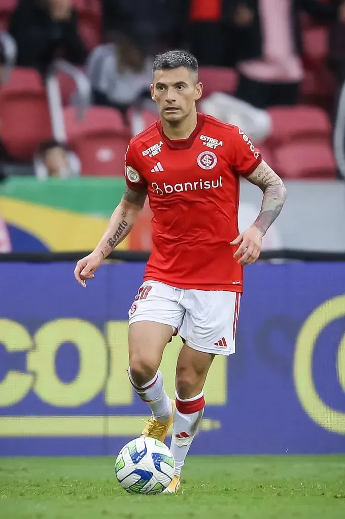 Charles Aránguiz defiende la camiseta de Inter de Porto Alegre. Imagen: Getty.