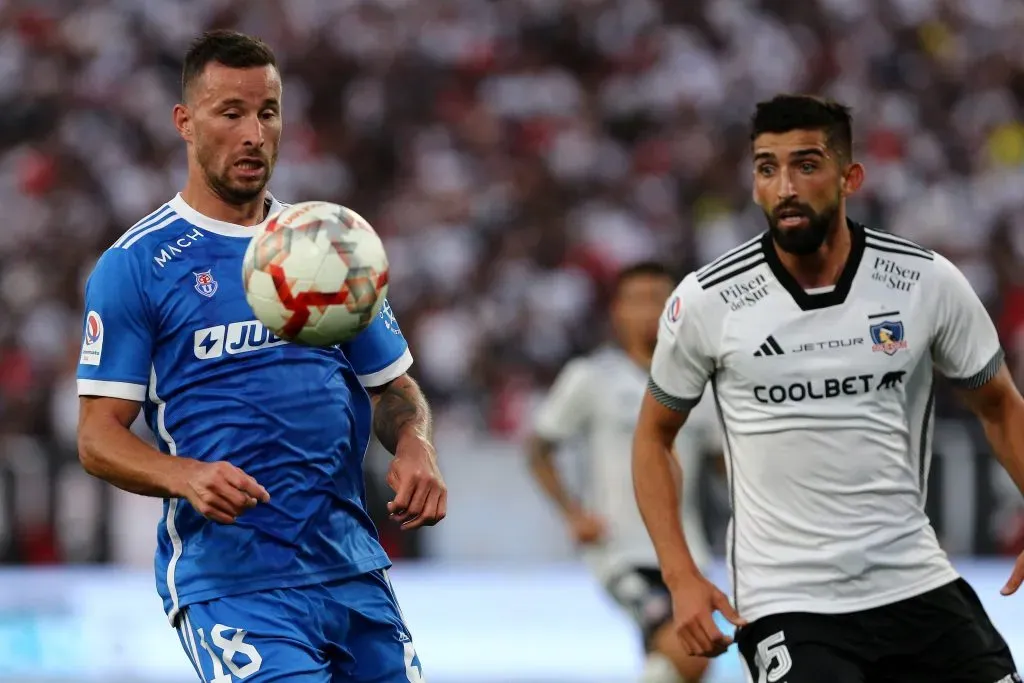 Luciano Pons lucha ante Emiliano Amor en el Superclásico 195. (Javier Salvo/Photosport).