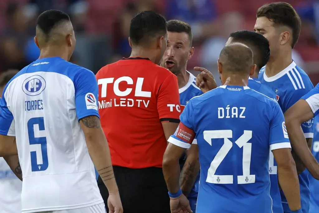 Luciano Pons intenta sin éxito darle explicaciones al juez para evitar la roja. (Andrés Piña/Photosport).