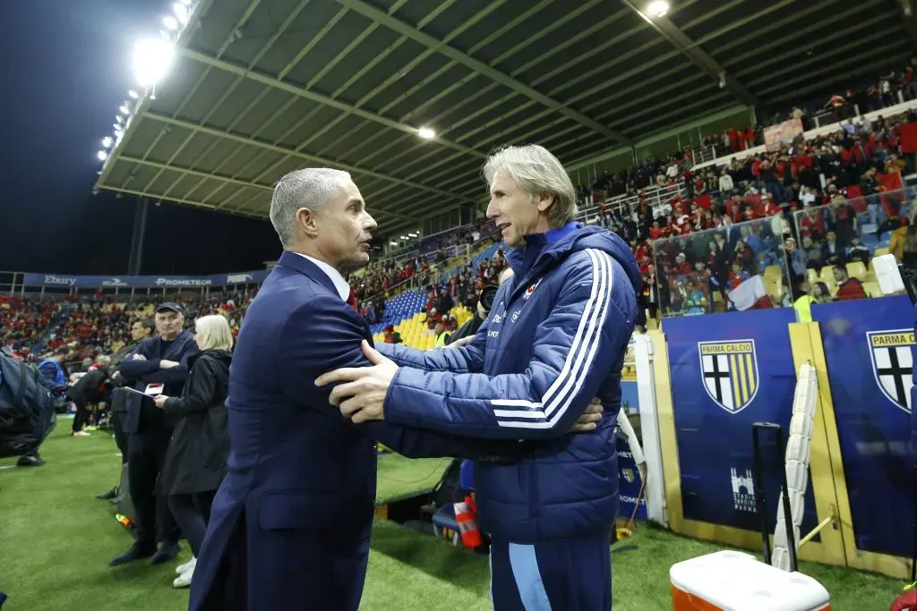 El saludo entre Sylvinho y Ricardo Gareca. (Matteo Ciambelli/Photosport).