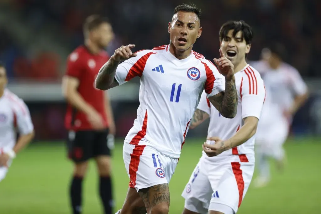 Eduardo Vargas celebra el gol ante Albania