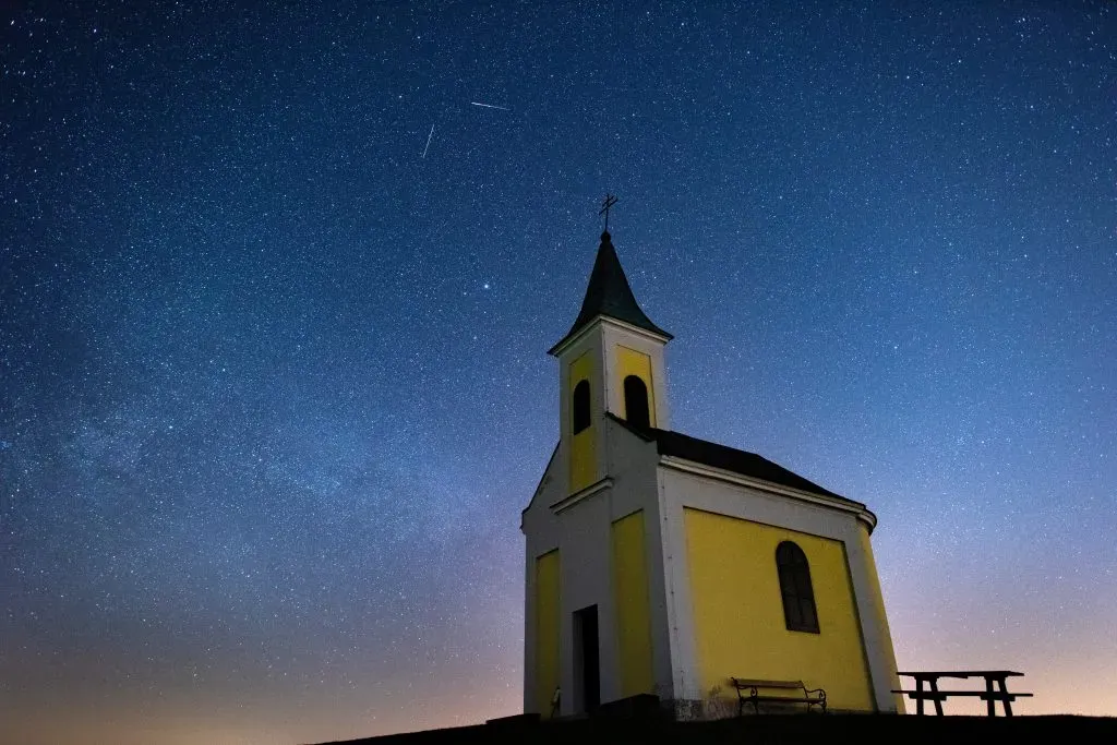 Lluvia de estrellas líridas ocurriendo sobre el cielo austriaco en el 2020. (Foto: Thomas Kronsteiner/Getty Images)