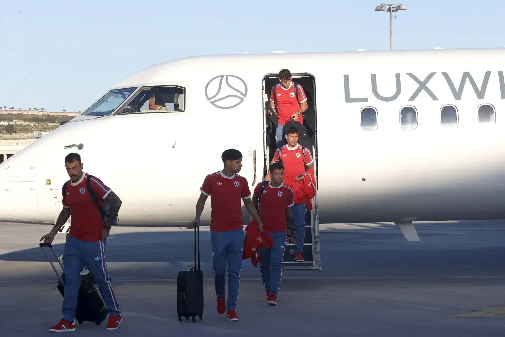 La delegación de la Roja en su arribo a Francia. Foto: Carlos Parra / ANFP.